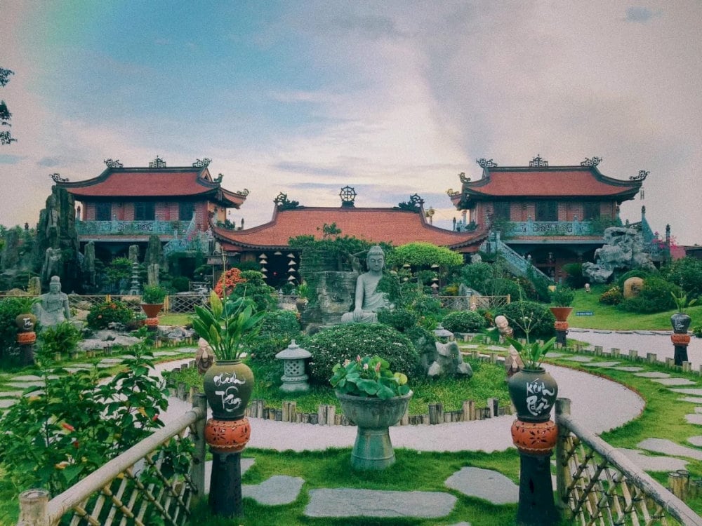 Không gian bên ngoài chùa Phật Quang